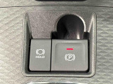 指先だけで簡単に操作が可能な電動パーキングブレーキを採用。「HOLD」スイッチを押すと、渋滞や信号待ちなどでブレーキペダルから足を離しても、ブレーキを保持するので安心です