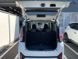 バックドアは大きく開きます。定員乗車時でも十分広いラゲッジスペースを確保しています