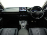 視界広々で非常に運転しやすくロングドライブでも疲れを感じさせないすっきりとまとまったインパネ周りです。