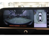 全方位モニターは慣れない場所でも周囲の状況を確認しながら駐車出来ます。フロントモニターがあると、小さな子供がしゃがんでいたりしていても発見しやすく、前方駐車や車の停止線の確認のサポートにもなります。