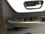 電動格納式リモコンドアミラーと、パワーウィンドウスイッチ等は運転席ドアにあります。