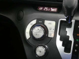 【オートエアコン】車内温度を感知して自動で温度調整をしてくれるのでいつでも快適な車内空間を創り上げます!どの席に座っても快適なドライブが楽しめます♪
