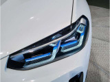 BMWの伝統の丸目4灯ヘッドライトでございます。LEDライトで視認性もよく明るく安全性の向上につながります。