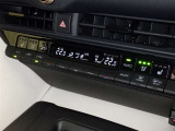 左右独立温度コントロールフルオートエアコンです。運転席、助手席それぞれで独立して温度設定ができます。冷え性の方が乗っても安心ですね♪