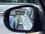 ブラインドスポットインフォメーションは走行中、斜め後ろに車両を感知すると、ドアミラー上のマークを点灯してお知らせします