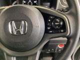 ハンドルにHondaセンシング系のクルーズコントロールやレーンキープアシストなどのスイッチが装備されています。ハンドルから手を離さず安全に操作できます。