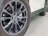 【純正アルミホイール】外観にマッチした純正アルミホイールを装着しております。各種社外アルミホイールや、スタッドレスタイヤも取扱いしております。是非ご相談ください♪