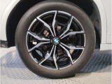 BMWの純正アロイホイールは軽量かつ強度にも優れているホイールで走行性能を引き上げる設計になっております。足元にもBMWは妥協がなくこだわっている個所になります。