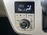 【オートエアコン】一度お好みの温度に設定すれば、車内の温度を検知し風量や温度を自動で調整。暑い&hellip;寒い&hellip;と何度もスイッチ操作をする必要はありません。快適な車内空間には必須の機能ですね♪