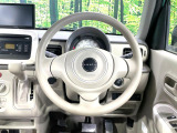 インテリアに合わせたデザインのステアリングは、運転される方のことも考え、運転しやすい形状、大きさです。是非一度、実際に触ってお確かめください。