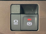 【電動パーキングブレーキ+オートブレーキホールド機能】 指先だけで簡単に操作が可能なパーキングブレーキ、スイッチを押すとブレーキペダルから足を離してもブレーキを保持できるオートブレーキホールド搭載