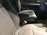 アームレスト付き。長距離ドライブも快適に過ごせます。