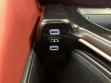 充電用の端子を装備。