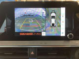 車を上から見たような視点のパノラミックビューモニター。後方の死角だけでなく左右や前方の障害物の発見もしやすくなります!