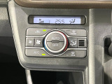 【オートエアコン】一度お好みの温度に設定すれば、車内の温度を検知し風量や温度を自動で調整。暑い&hellip;寒い&hellip;と何度もスイッチ操作をする必要はありません。快適な車内空間には必須の機能ですね♪