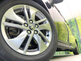 【純正15インチアルミホイール】外観にマッチした純正アルミホイールを装着しております。各種社外アルミホイールや、スタッドレスタイヤも取扱いしております。是非ご相談ください♪