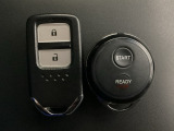 スマートキーを装備しています。鍵を差し込むことなくドアロックの開け閉めと、スタートボタン操作でのエンジンスタートができます。加えて、純正リモコンエンジンスターター用の操作キーもついています。