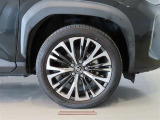 純正のアルミホイール装着車です。タイヤサイズは215/50R18です。