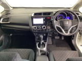 車内は光触媒抗菌消臭施工済です。インパネ周りはスタイリッシュなデザインです。グローブボックスやカップホルダーのほかにトレーなどたくさんの収納スペースが付いています。