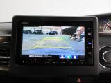 バックカメラの画像です。ガイドラインがスムースな車庫入れをサポートいたします!車庫入れの安心感がアップしますね☆