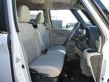 運転席シートには手動式のシートリフター機能が備わっています。