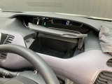 運転席前にも、USB充電ポートを装備した収納スペースがございます。