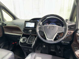 運転席まわりです。 各操作スイッチは使いやすい位置に配置されてます。