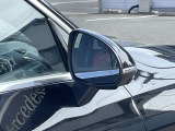 【ブラインドスポットアシスト】走行中車両の斜め後ろの死角エリアをモニタリングし、ドアミラー内蔵のインジケーターを点灯させて注意喚起し、安全な走行のサポートをします。