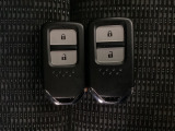 スマートキーを装備しています。鍵を差し込むことなくドアロックの開け閉めと、スタートボタン操作でのエンジンスタートができます。スペアキーも同じものを用意しております。