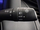 【オートライト】車外の明るさに応じて、自動的にライトの点灯・消灯をしてくれます。