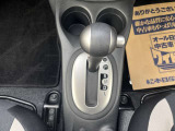 シンプルで操作しやすいシフトレバーです。