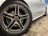 ●純正18インチアルミホイール:輸入車ならではの卓越した走りを支えるホイールと足回りです!日本車の走りに慣れている方にもぜひ体感して頂きたい程高いレベルでまとまっています!
