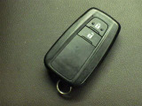 鍵がポケットの中でもドア開閉・エンジンスタートが可能な便利なスマートキーです!