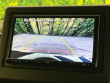 【バックカメラ】駐車時に後方がリアルタイム映像で確認できます。大型商業施設や立体駐車場での駐車時や、夜間のバック時に大活躍!運転スキルに関わらず、今や必須となった装備のひとつです!