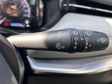 【オートワイパー(AUTO)】雨が降り出した時に、雨滴検出用センサー(レインセンサー)が雨滴を感知すると、自動でワイパーが動作します。