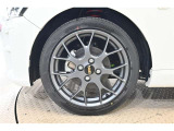 スポーティな印象を与えるアルミホイール
