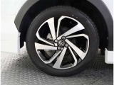 かっこいいホイールですね。 車のイメージを大きく左右するホイール部分はコダワリを持ちたいですね。