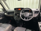 運転席まわりです。 各操作スイッチは使いやすい位置に配置されてます。