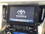【メーカー純正8型ナビ】インテリアに溶け込むスタイリッシュな「専用設計」メーカーナビを装備♪視認性や操作性など基本性能にも優れ、より上質なカーライフをお楽しみいただけます。