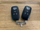 【スマートキー】 スマートキーを携帯していれば、ドアハンドルのボタンを押してロックの解除ができ、パワースライドドアもワンタッチで開閉できます