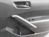 パワーウィンドウのスイッチです。運転席に居ながら窓を開け閉めのコントロールできます!