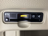 ハンドルの左下にETCがついています。高速道路の料金所の通過も楽々です。 カードの取り出しもしやすい場所についています。