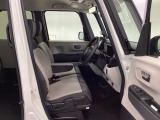 【ベンチシート】運転席と助手席の移動もスムーズ!狭い駐車場での乗り降りや、お子様の乗り降りにも便利です。座席の間にコンソールボックスやドリンクホルダーがないため、車内空間が広く感じます。