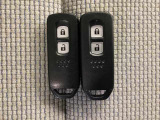 スマートキーを装備しています。鍵を差し込むことなくドアロックの開け閉めと、スタートボタン操作でのエンジンスタートができます。スペアキーも同じものを用意しております。