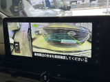 ギアをバックに入れた後、カメラボタンを押すと、運転席から見えない左側面を画面に映してくれるので、幅寄せや縦列駐車がし易くなります!
