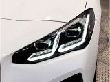 BMWの伝統の丸目4灯ヘッドライトでございます。LEDライトで視認性もよく明るく安全性の向上につながります。