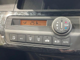 【オートエアコン】一度お好みの温度に設定すれば、車内の温度を検知し風量や温度を自動で調整。暑い&hellip;寒い&hellip;と何度もスイッチ操作をする必要はありません。快適な車内空間には必須の機能ですね♪