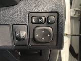 狭い駐車場で便利な電動格納ドアミラーが付いています。