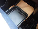 助手席シートの下にも収納があって便利。車内の整理整頓に役立ちます♪