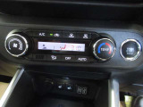 オートエアコンになっており、快適な温度やモードに設定できます。